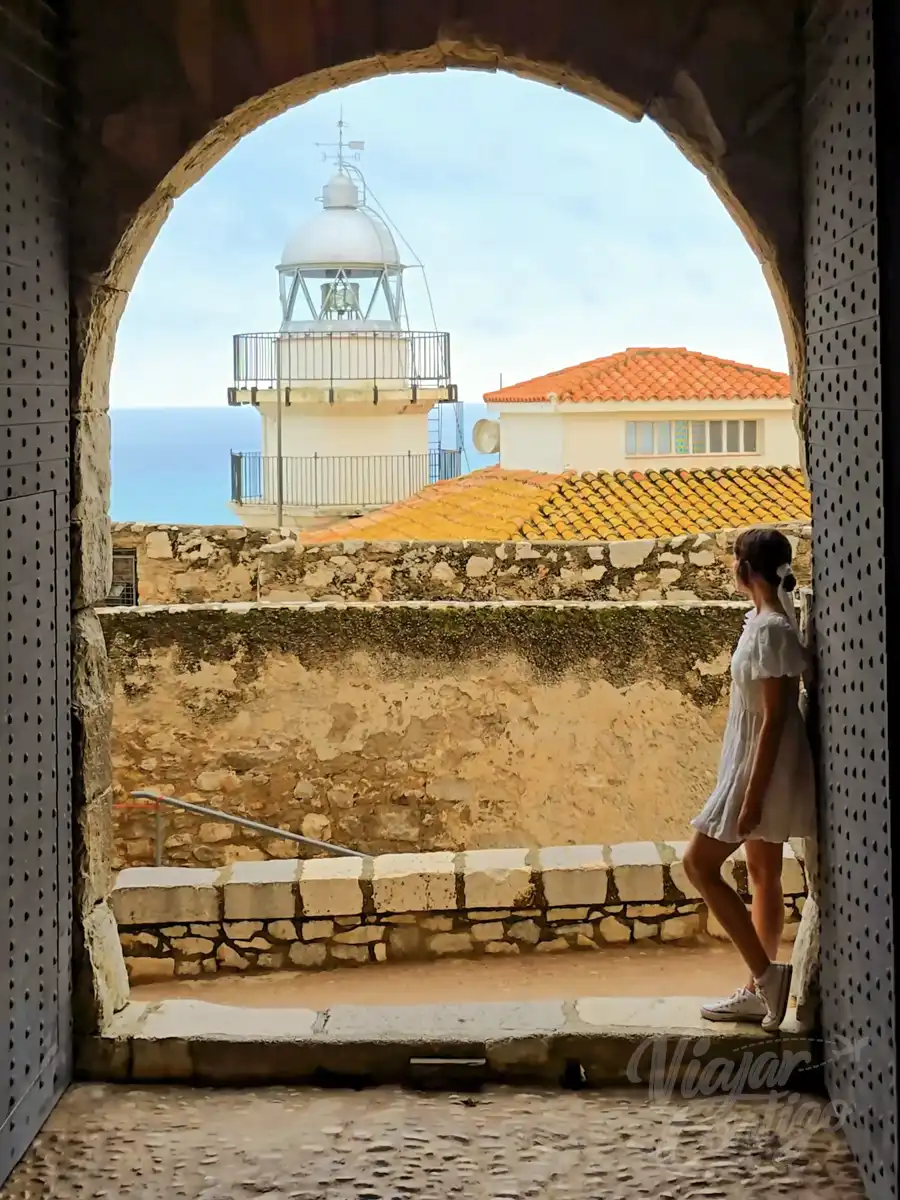 Qué ver en Peñíscola: calles blancas del casco antiguo — viajarcontigo.blog