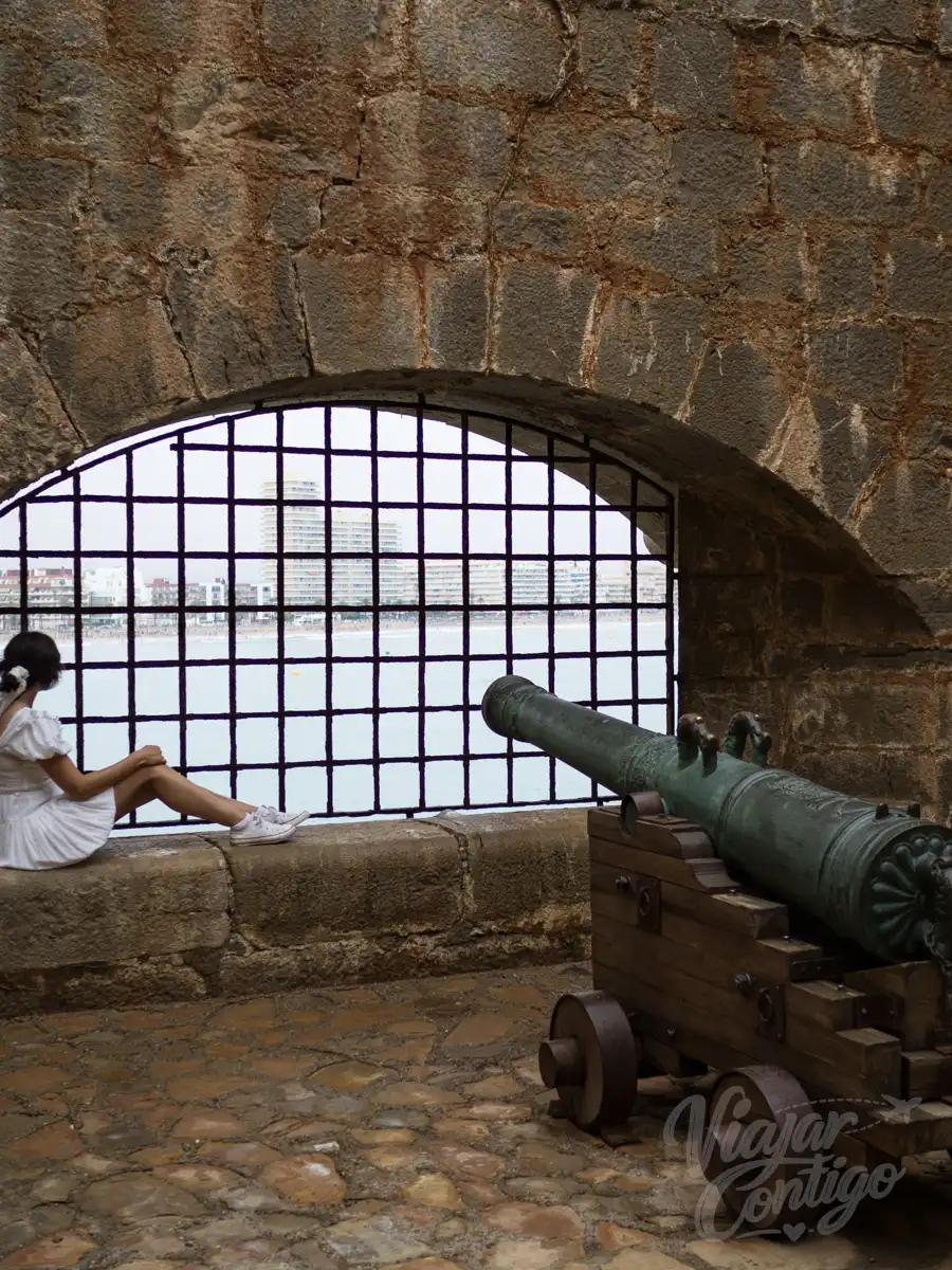 Murallas del casco antiguo de Peñíscola con el mar de fondo — viajarcontigo.blog